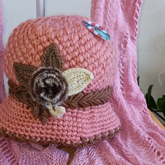 Knit Scarf and Bucket Hat Pink 66" Long 19" Wide at Top 7" New - Picture 2 of 5